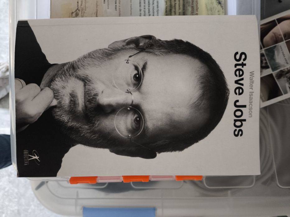 Variedade de livros, entre romances, histórias verídicas e suspense.