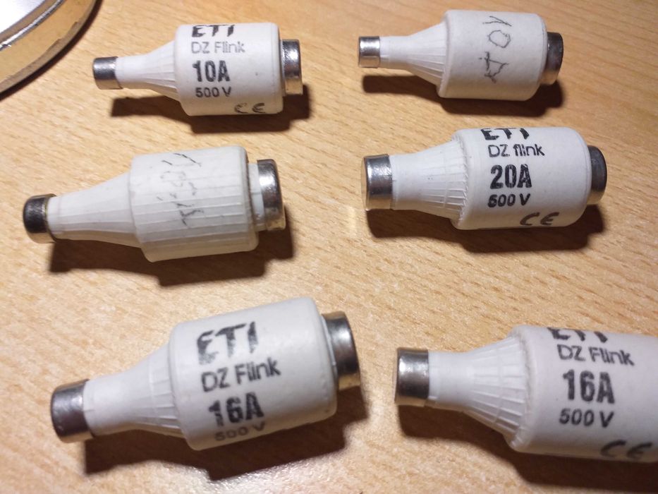 Bezpieczniki: topikowe i 2 automatyczne wkręcane