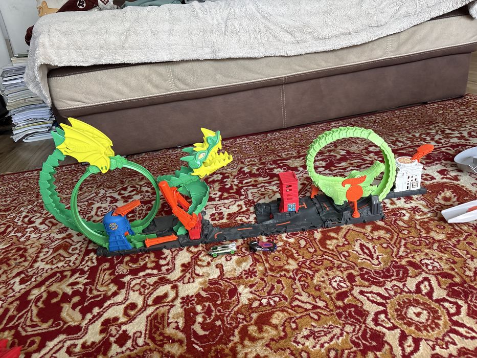 Dwa zestawy hot wheelss