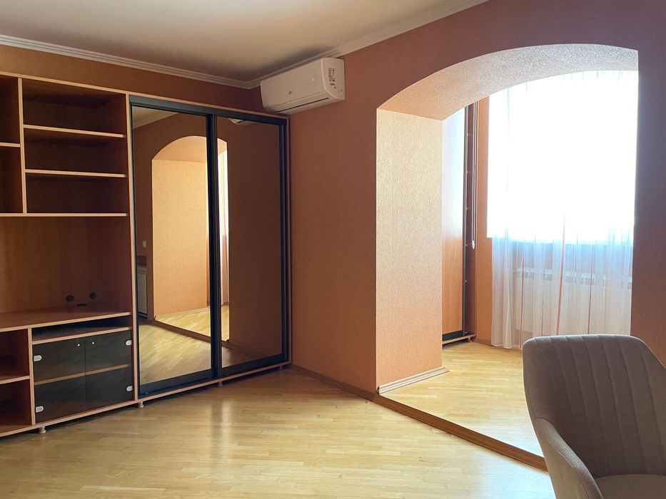 Без %. Продаж квартири з ремонтом - 1000 у.е.за м2. Драгоманова 15-А.