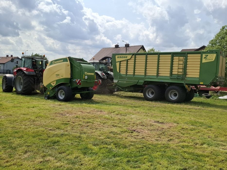 Zbiór traw przyczepą, sieczkarnią