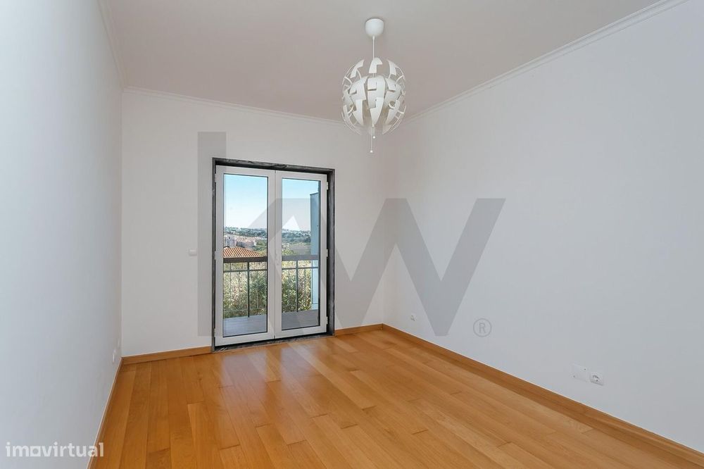 Moradia T4+2 com Jardim e Piscina para Arrendamento, junto ao Oeiras G