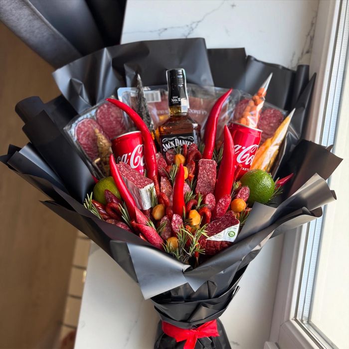 Букети солодкі і солоні Харків на різні свята букет дівчині