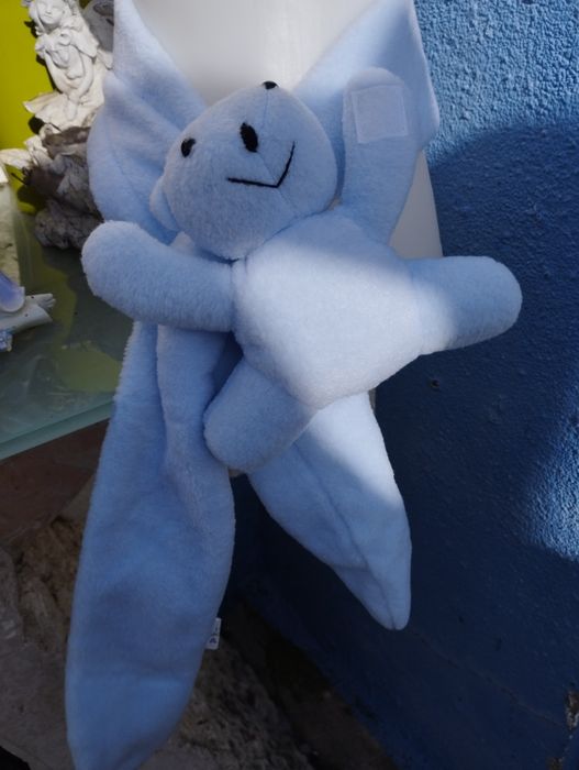 Cachecol de bébé com ursinho. Novo .