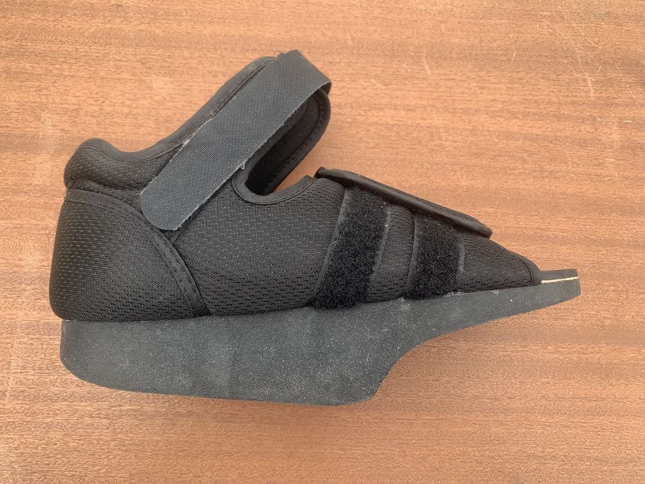 Sapato pós-cirúrgico com tacão