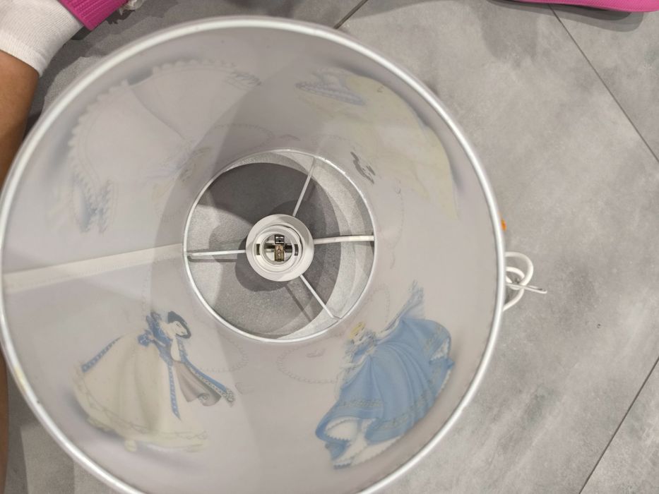 Lampa z księżniczkami do pokoju dziecięcego