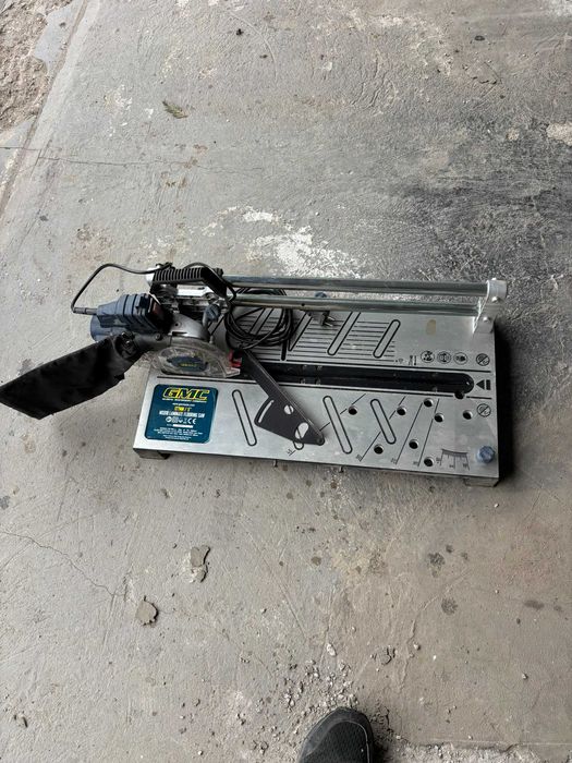 Elektryczna przycinarka kątowa do parkietu