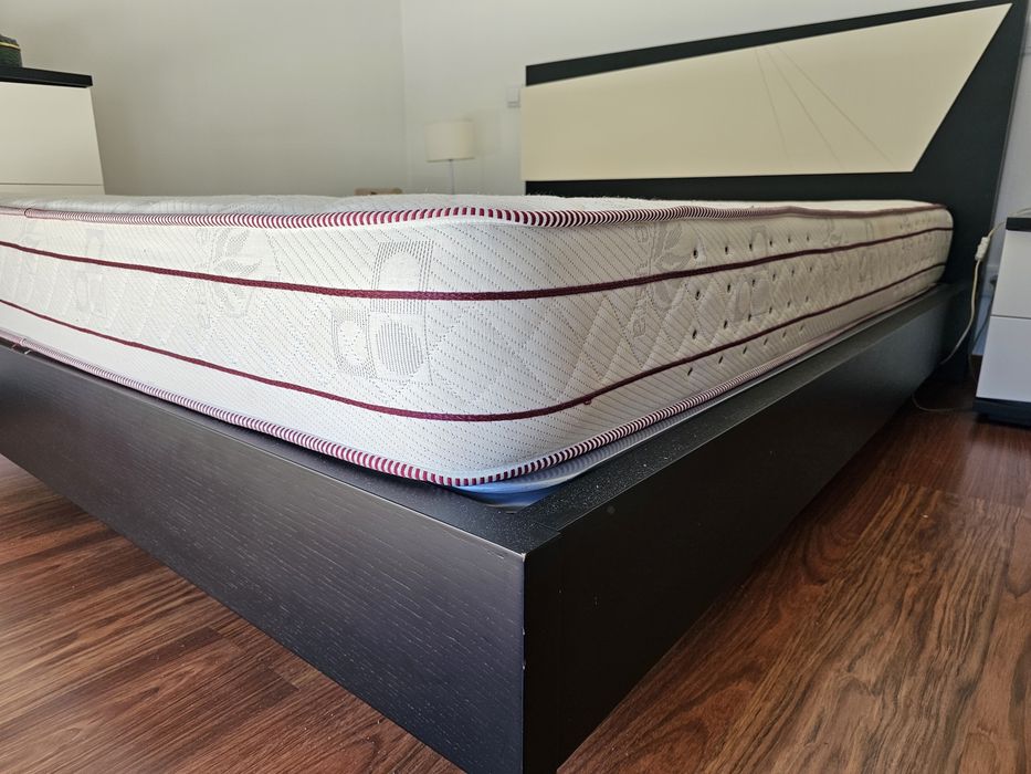 Cama, estrado, colchao mesas e movel de quarto