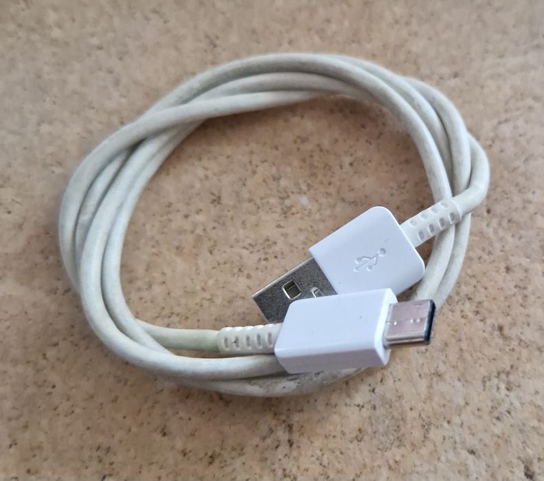 Różne kable do smartfonów, ładowarki, komórki