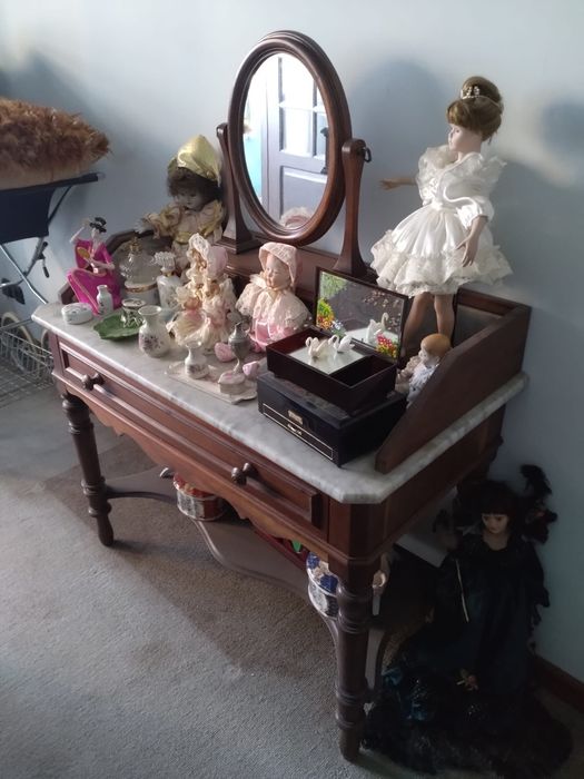 Cómoda antiga com espelho