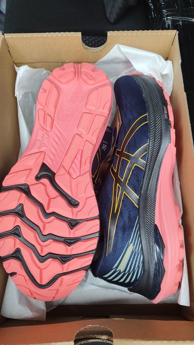 Нові, жіночі бігові  кросівки ASICS.