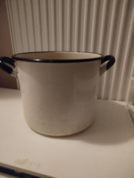Garnek emaliowany większy na działkę