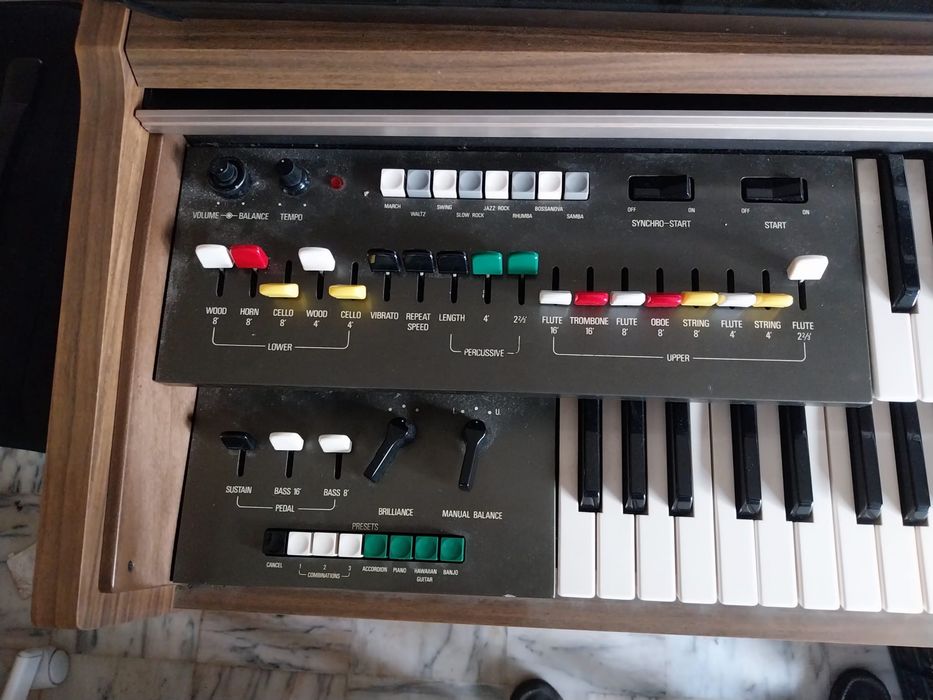 Orgão Yamaha em móvel de teclado duplo modelo B-20BR e sintetizador