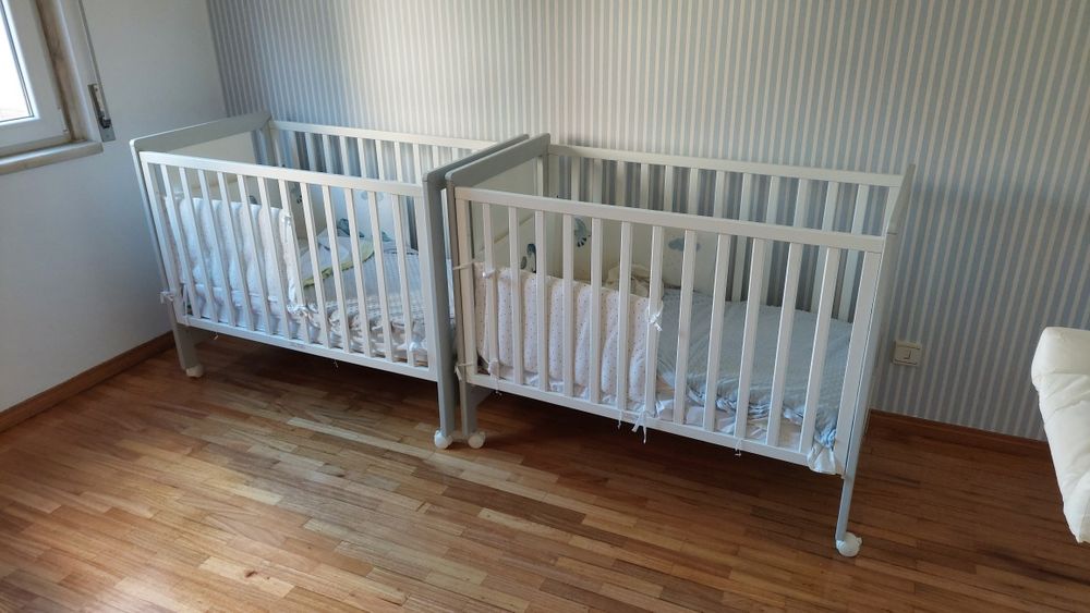 Berço para bébé com grade deslizante