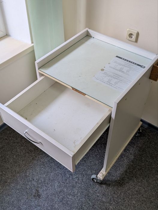 Тумбочки на коліщатках