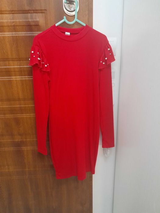 Czerwona prażkowana sukienka 146/152