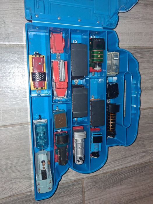 Walizka z pociagami z bajki tomek i przyjaciele