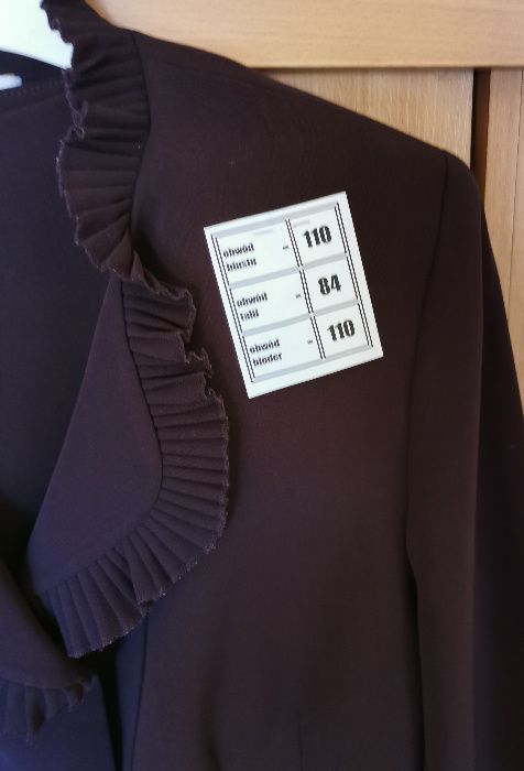 Elegancki dwuczęściowy kostium - żakiet i spódnica.