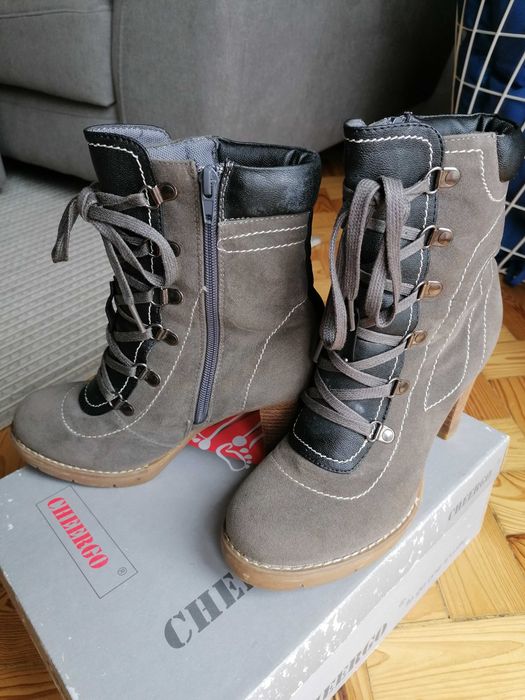 Botas de salto alto em camurça nº 38