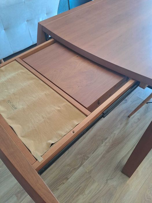 Mesa de sala de refeição, em cerejeira