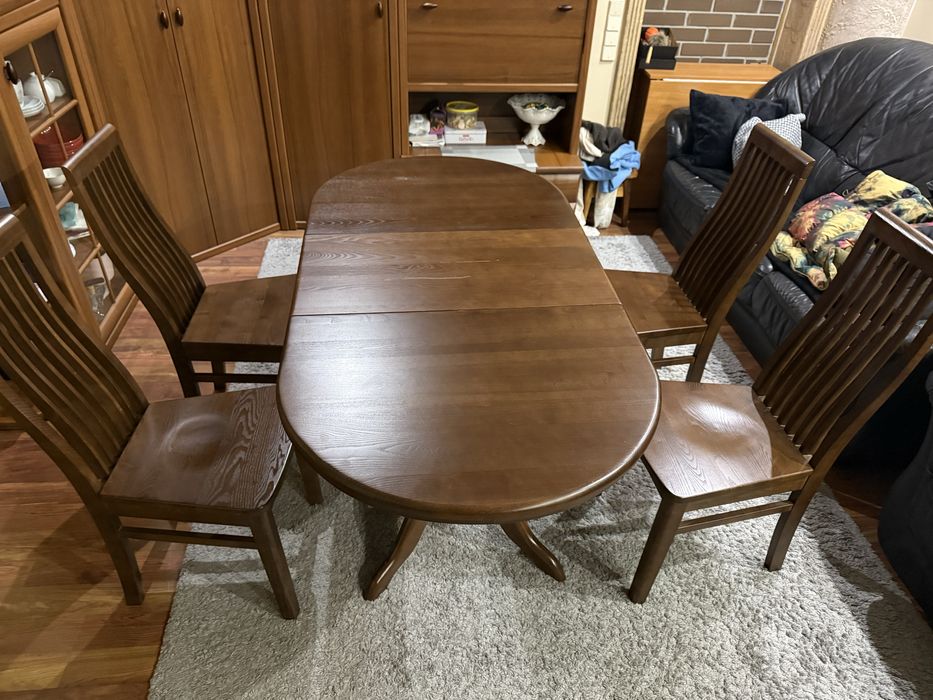 Стіл зі стільцями