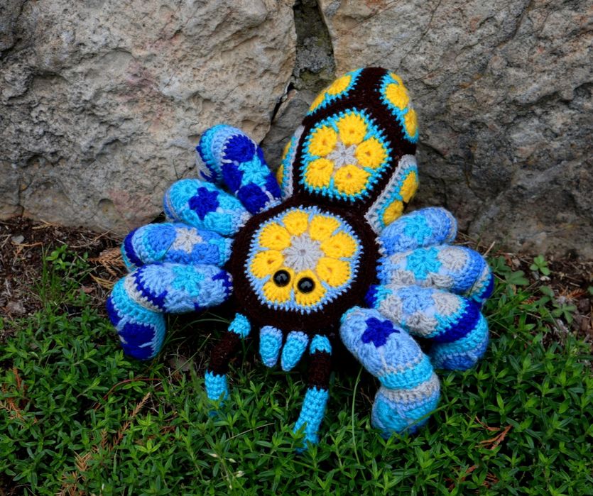 Ręcznie wykonany na szydełku pająk pluszak african flower handmade ptasznik