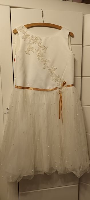 Suknia ślubna lub pokomunijna