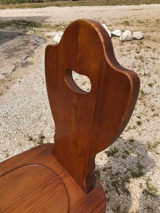 Cadeira Rustica, excelente estado
acabamento em cera, madeira .