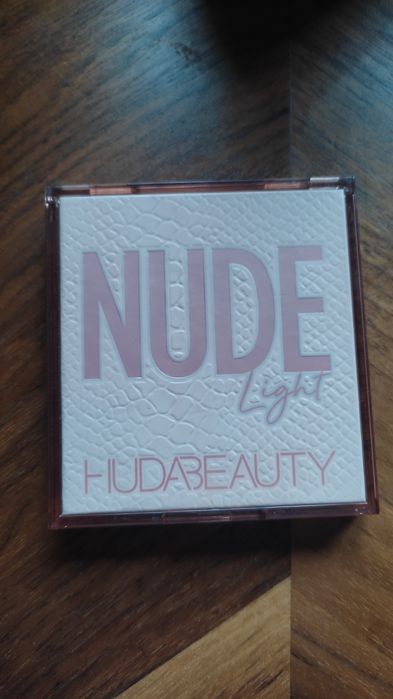 Unikat, paleta cieni Huda Beauty, light nude obsessions