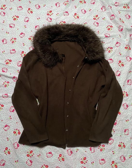 dlugi luzny sweter zapinany na guziki z futrem