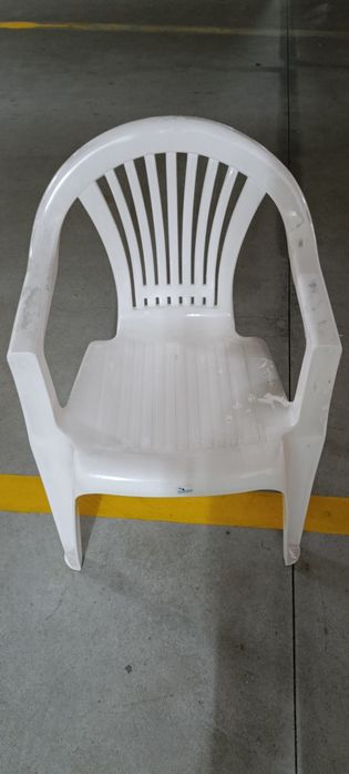 Cadeira de Plástico Branca c/ Braços – Usada Apenas 1 Vez! Tenho 10