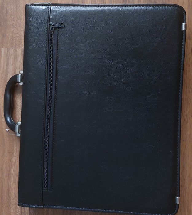 Czarna poręczna aktówka z paskiem