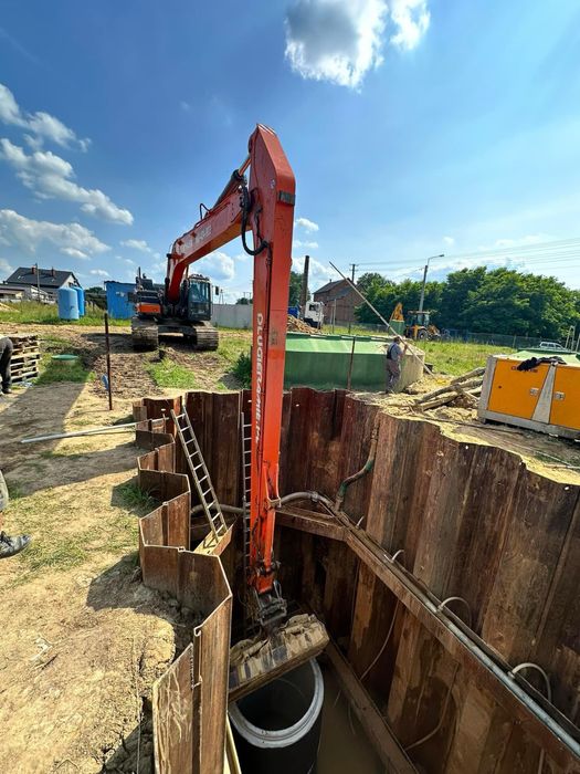 Kopanie stawu, koparka LONG, prace ziemne