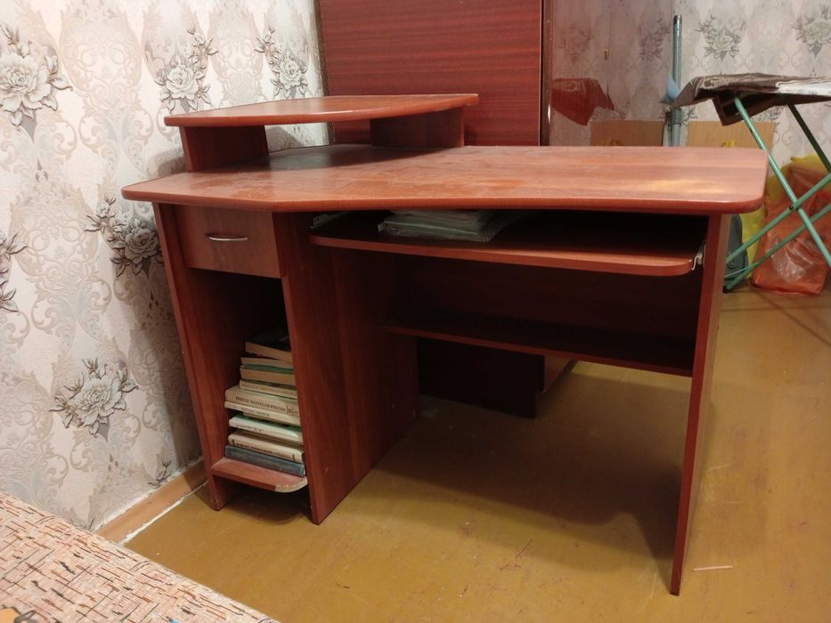 Стол компьютерный письменный для школьника, студента