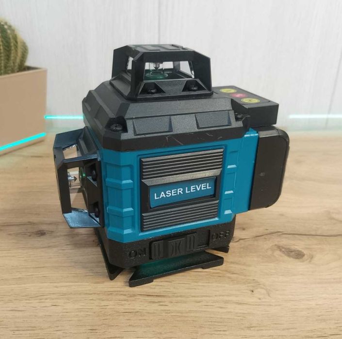 Лазерний 4D рівень на акумуляторі з триногою і кріпленнями у кейсі