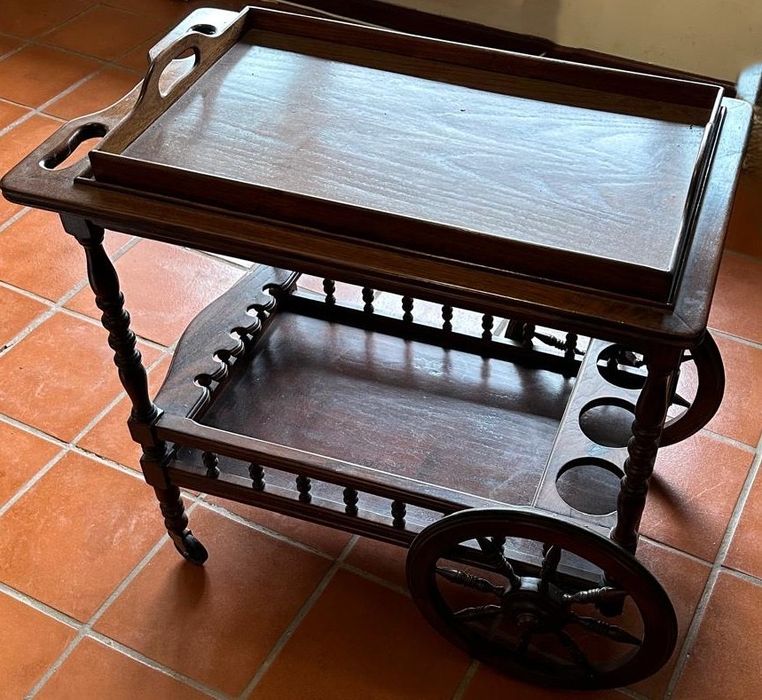 Carrinho de chá com tabuleiro amovível e mini bar