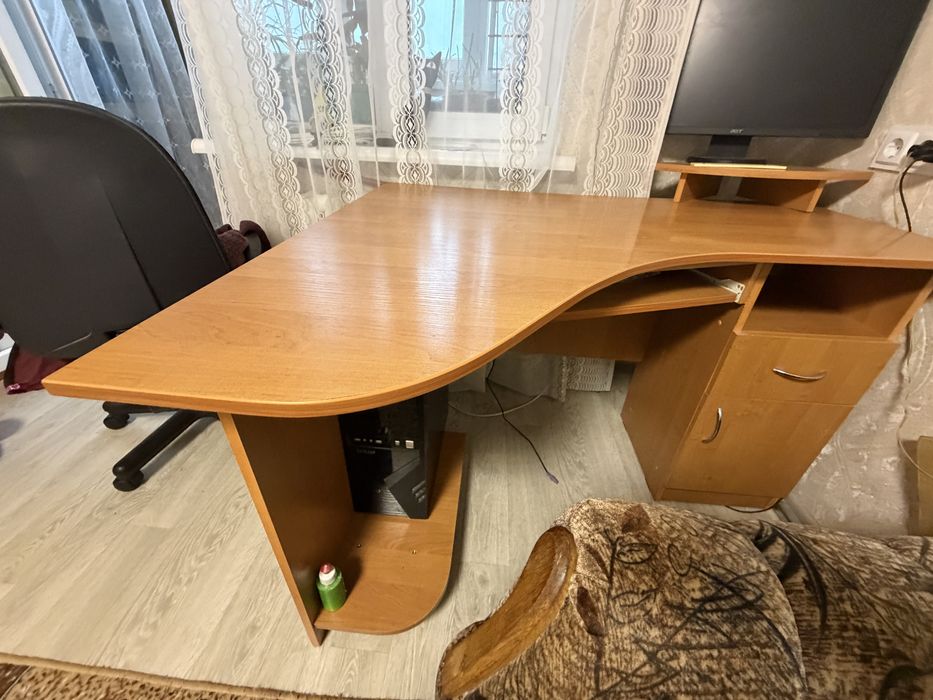 Кутовий стіл компютерний