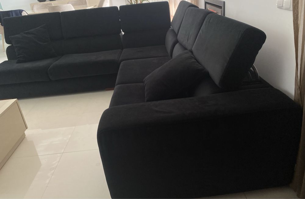 Sofá em bom estado na cor preta.