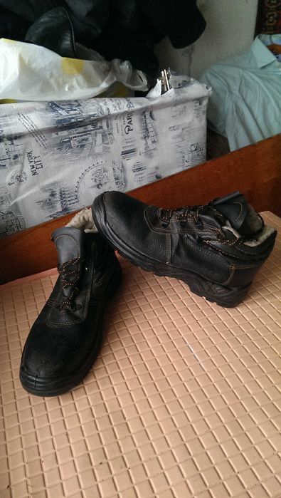 Мужские зимние супер прочные ботинки 44-го размера в хорошем состоянии