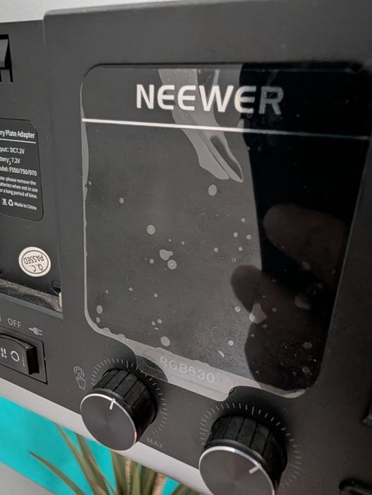 Neewer Light 530PRO RGB Luz de vídeo refletor LED + softbox + mala