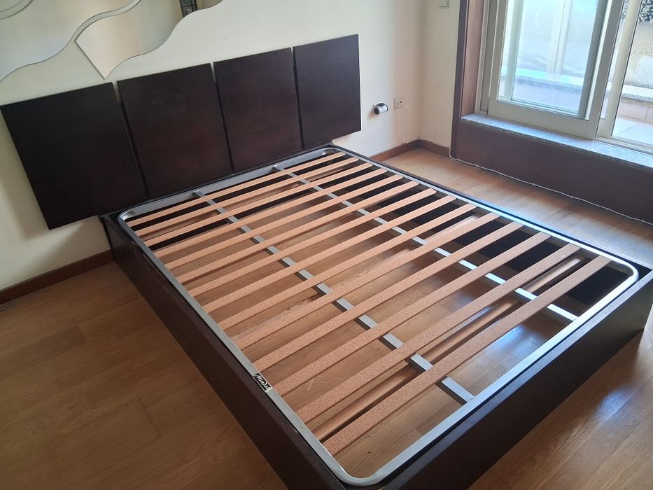 Cama 140x190 em wengue + 2 Mesas Cabeceira  + estrado