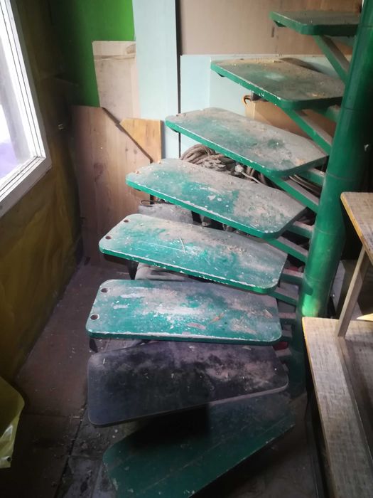 Schody stalowe kręcone modułowe