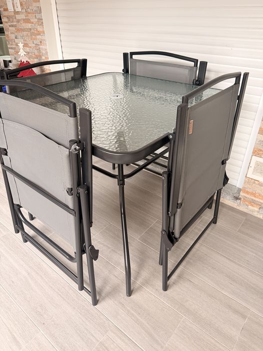 Mesa com tampo de vidro e guarda  sol