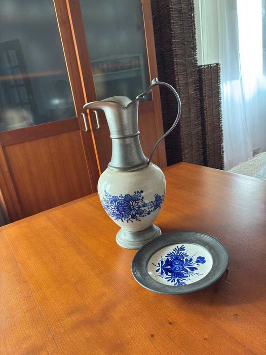 Jarro com prato pintado à mão em Itália