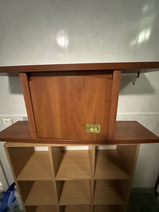 Книжна деревʼяна полиця