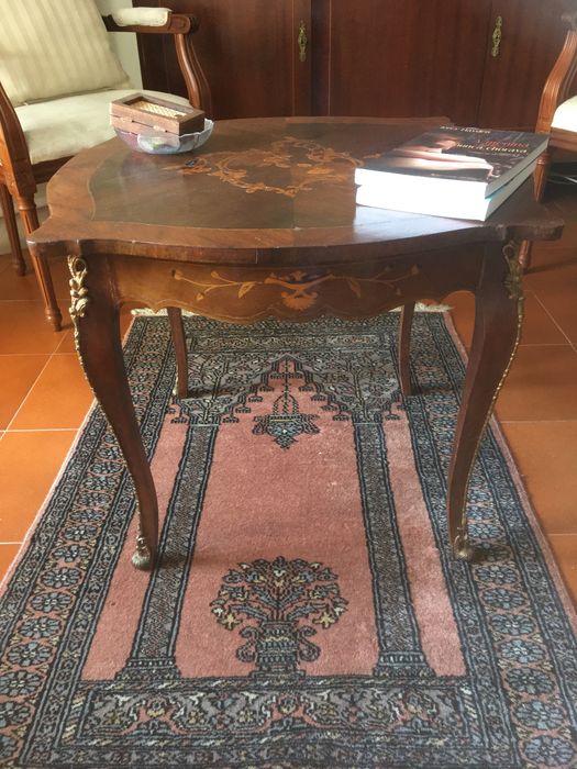 Mesa de centro antiga estilo Luis XV com embutidos