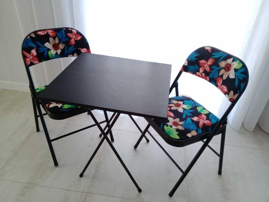 Conjunto mesa e duas cadeiras