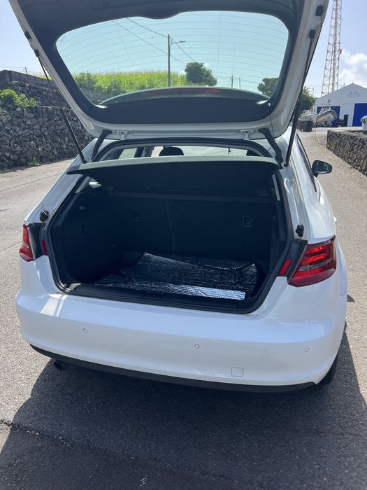 Vendo Audi A3 Sportback 1.6 TDI, de 2015, com 197.000 km.