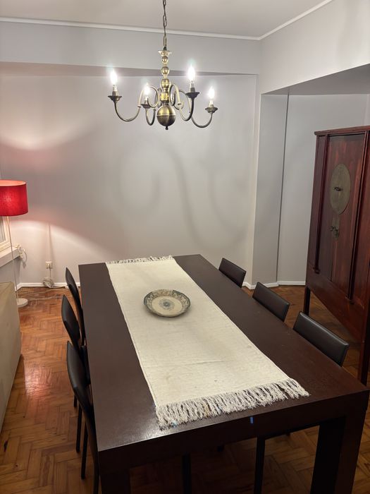 Mesa de jantar e seis cadeiras AREA