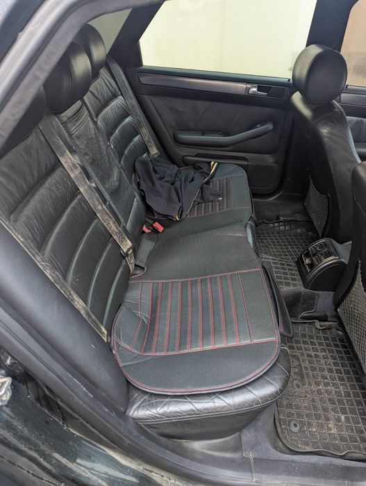 Машина Audi A6 2002 рік.